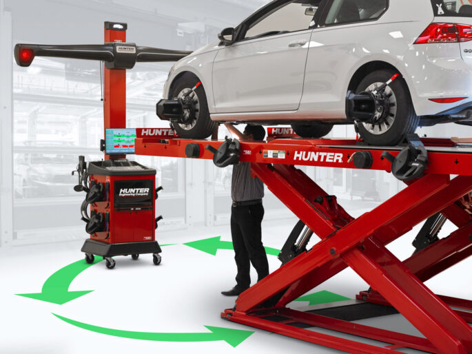 Hunter Engineering WinAlign Lite wheel alignment machine and hoist with car